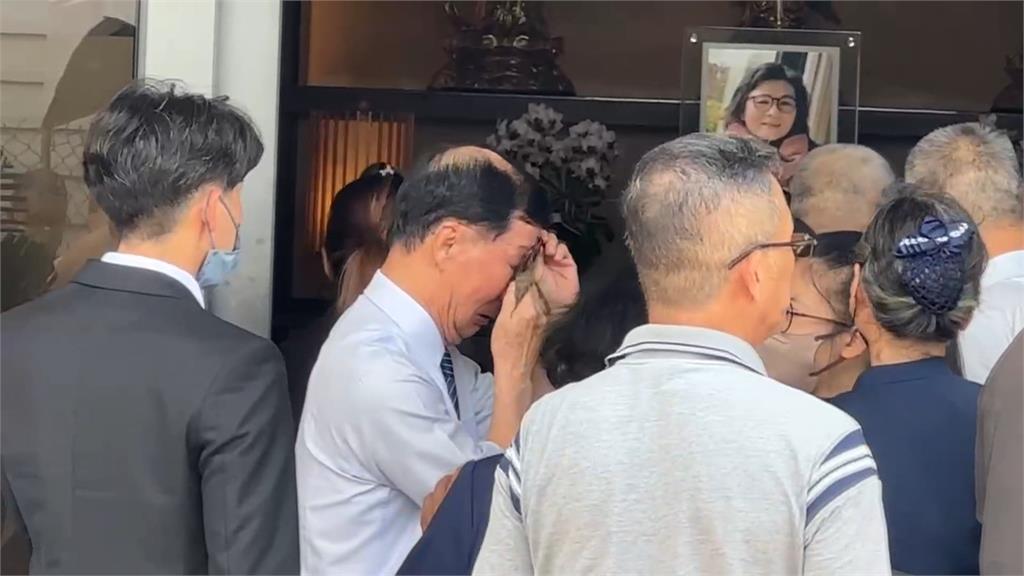 彭振聲悲痛目送愛妻移靈 「財產來源不明」爭議連環爆