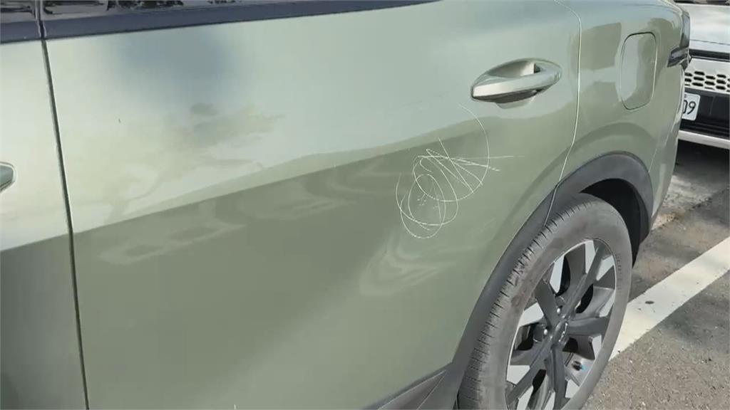 把車當畫布? 高雄岡山驚現「刮車怪男」 持利器隨機亂刮 共4車受害