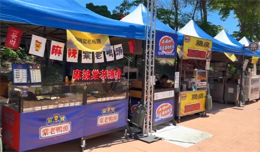 屏東東港端午龍舟競賽熱血開戰 水上鋼鐵人表演熱血開幕