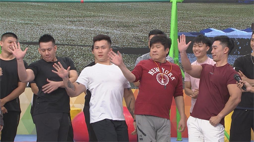 《綜藝大集合》綜藝大哥胡瓜撐起上半身化身「健身猛男」笑歪眾人！女藝人被當「砝碼」尖叫聲連連