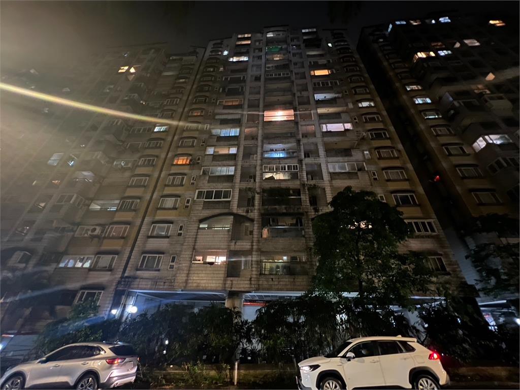 母親節驚魂! 14樓陽台玻璃遭射穿 屋主兒:針對性強