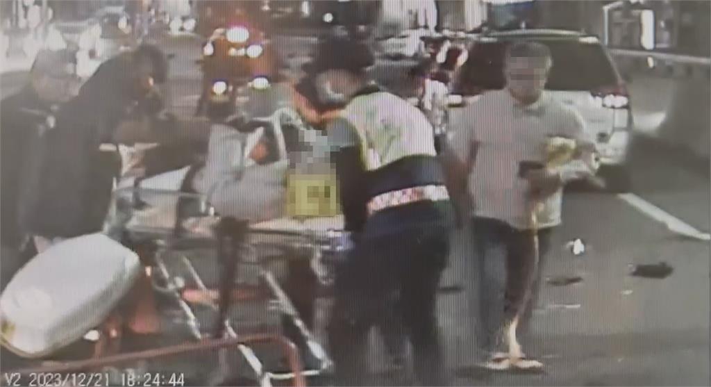 碰!快到監視器只拍下殘影 機車超速撞轉彎轎車!騎士噴飛亡