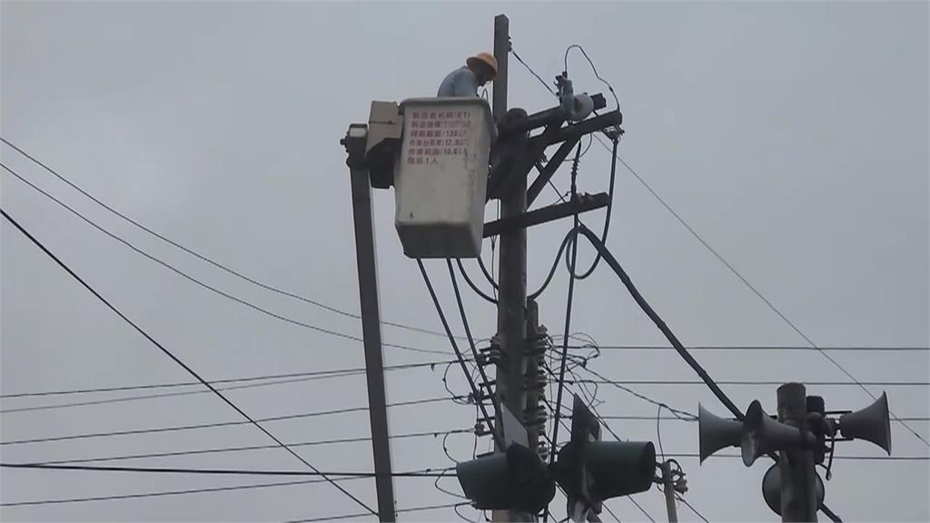 強陣風吹倒鐵皮圍籬 麥寮駐衛警遭壓倒