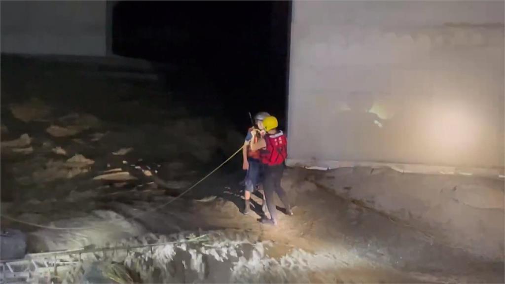竹山釣魚遇溪水暴漲受困沙洲 警消雙截梯、繩索救援助脫困