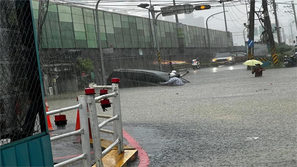 大雨狂炸！淡水道路變淡水河　汐止涵洞「車滅頂」　
