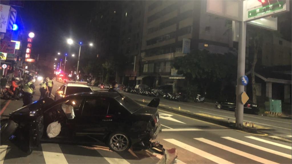 疑酒駕釀連環車禍又自撞分隔島　駕駛棄車逃逸