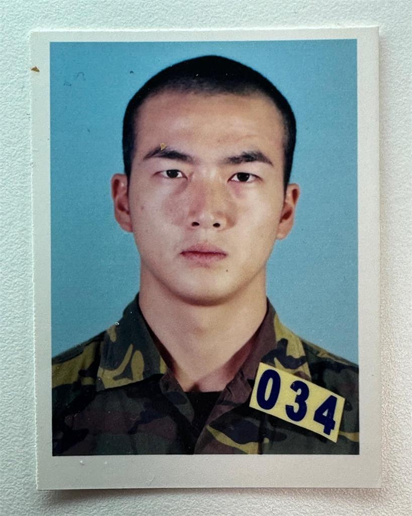 閃兵案延燒…李沛旭突公開「21年前當兵照」!判若兩人畫面網驚:同一人嗎?