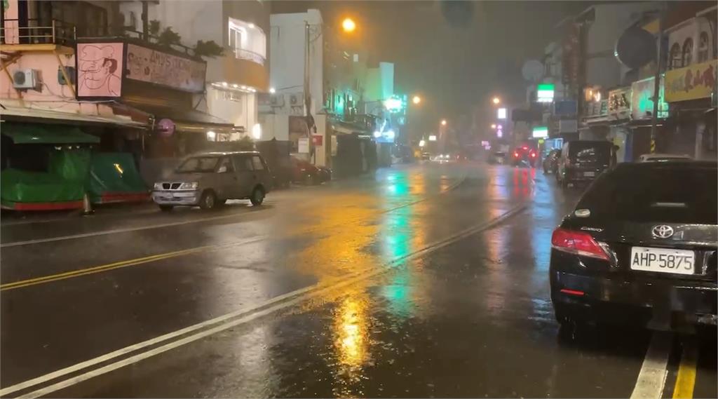 快新聞/杜蘇芮發威「雨彈襲台」 墾丁大街強風暴雨畫面曝光