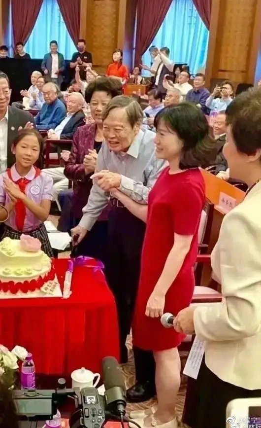 諾貝爾得主楊振寧百歲生日　45歲妻子相伴照片曝光網喊：幸福