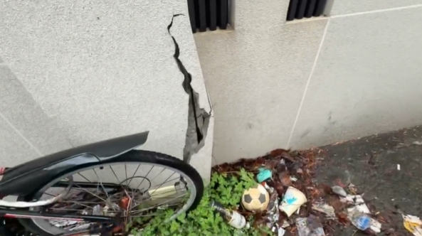 非洲男無照駕車失控　撞顏清標住家外波及16車