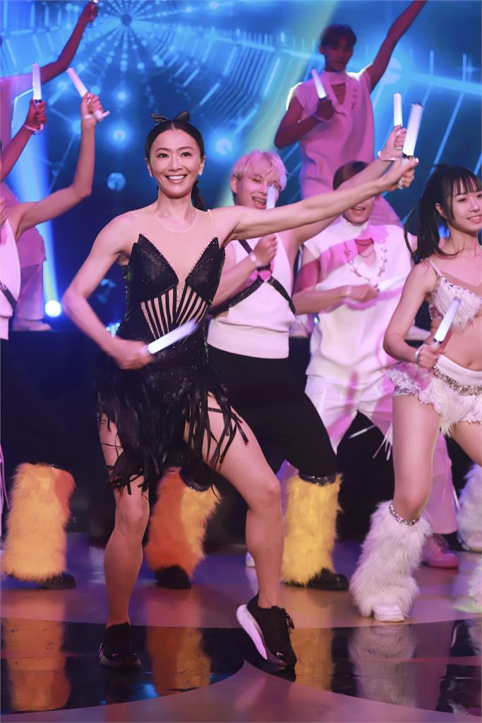 400公斤「活人不倒翁」!侯怡君360度全場滾一圈展現秀出超猛核心與腰力