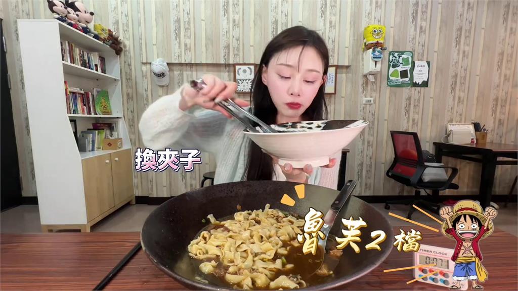 13分鐘快食挑戰!水蛇腰妹狂嗑「4公斤牛肉麵」險失敗 嗨喊:戰勝了自己