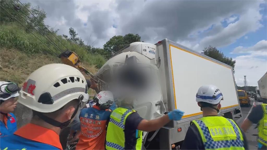 國一造橋段３輛大貨車連環撞　１駕駛受困破壞器材搶救送醫