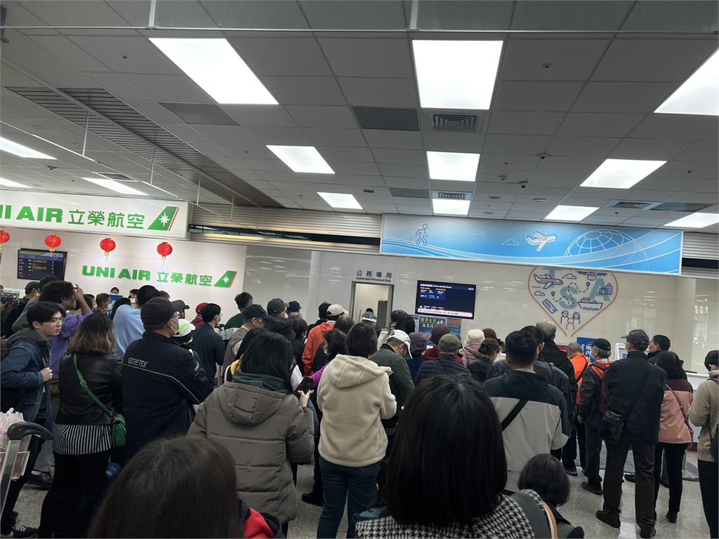 松山機場爆抗議！飛金門軍機「突然不飛了」　影響百人投票鄉親氣炸