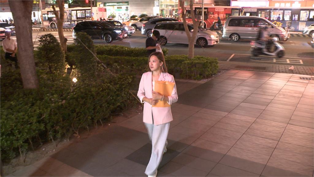 揭李四川文宣違規被咒「不怕報應到孩子身上」　陳乃瑜前往派出所報案