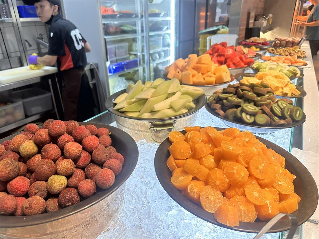 太熱天排隊排1個多小時!「平價牛排館最大新店」天天爆滿
