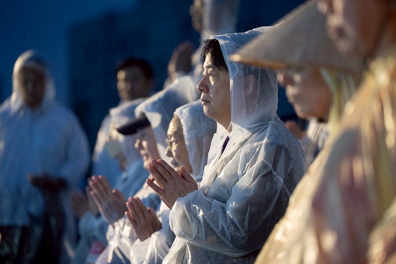 快新聞/大雨澆不熄熱情!佛誕節祈福儀式晚間登場 賴總統等政要出席