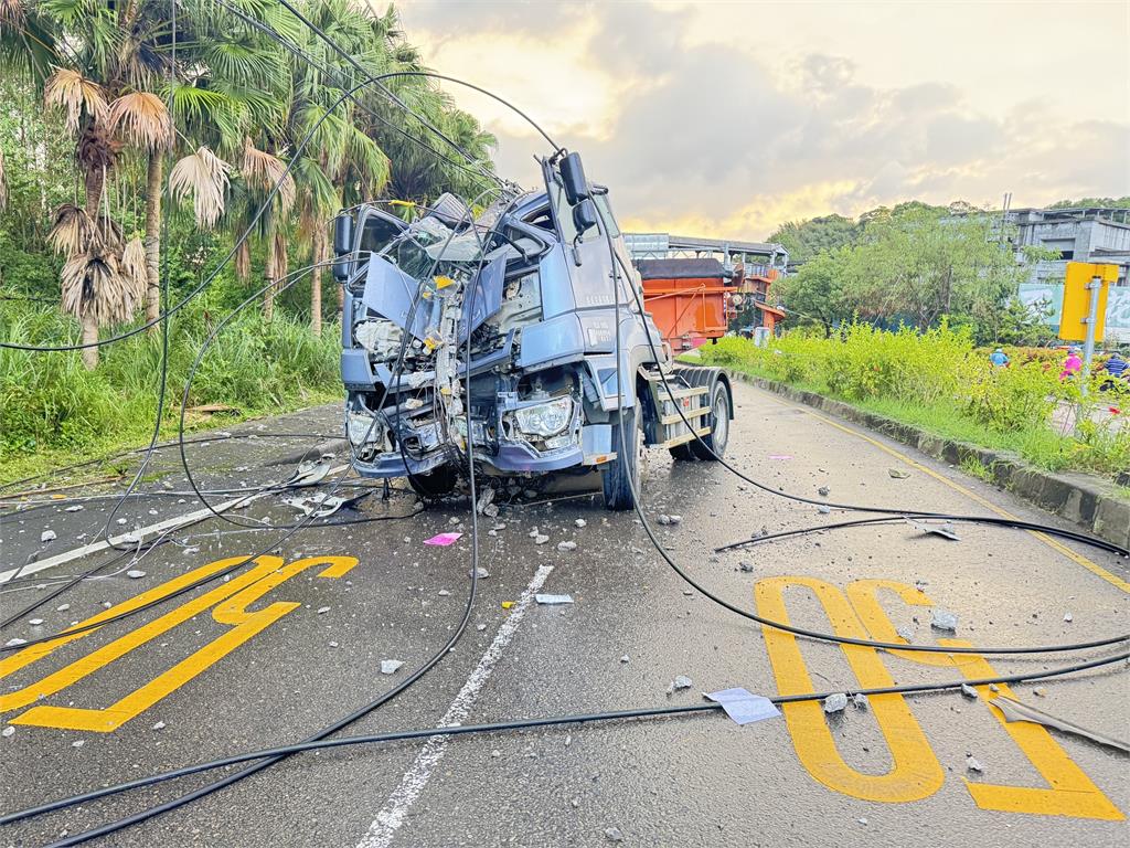 砂石車自撞電桿釀爆炸 路口交通大亂.300多戶停電