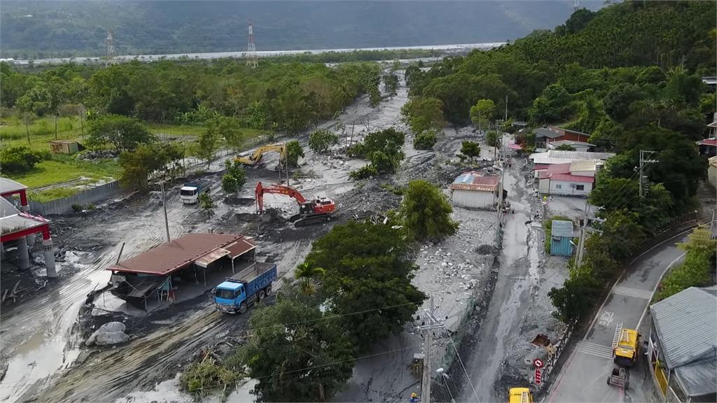 鳳凰颱風重創明利村！民宅內外堆滿石頭　鄉長：大型機具比較有用