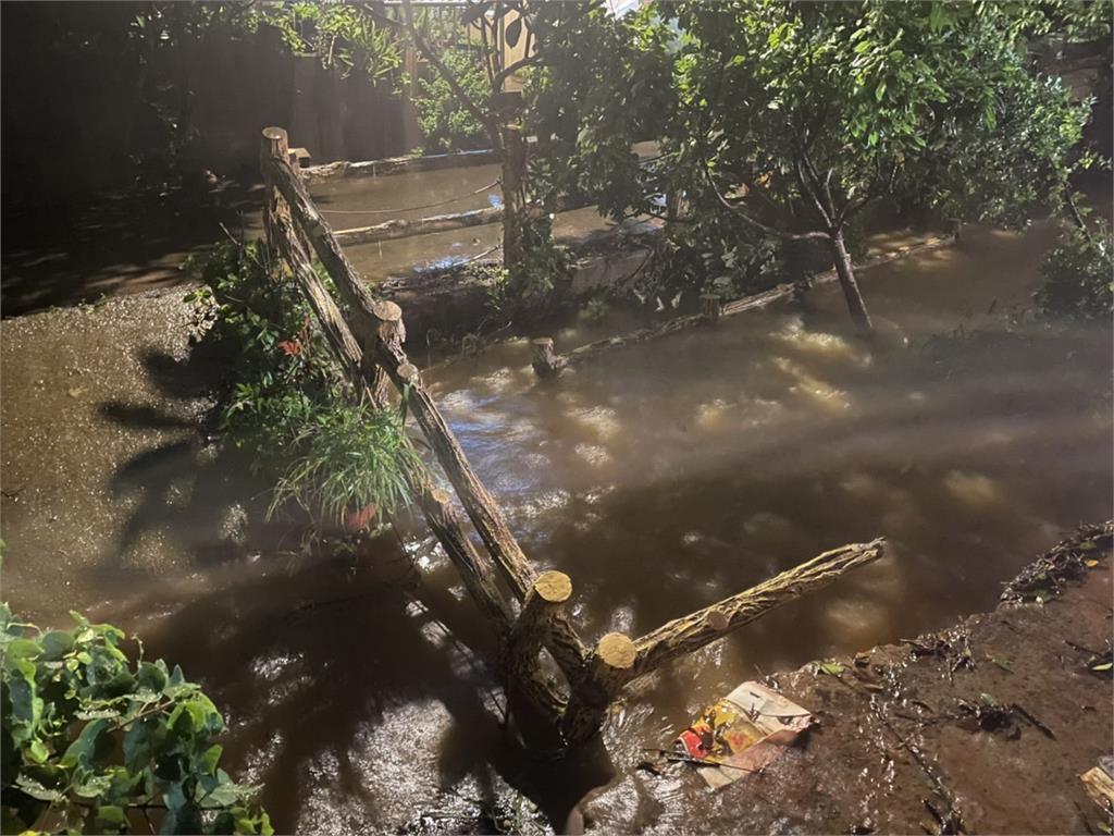 快新聞／大雨下不停！桃園平鎮道路坍方　4輛車掉落、多戶人家地下室被水淹沒