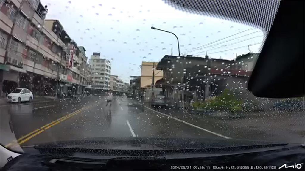 見車就興奮! 高雄「黏車哥」又爬上引擎蓋