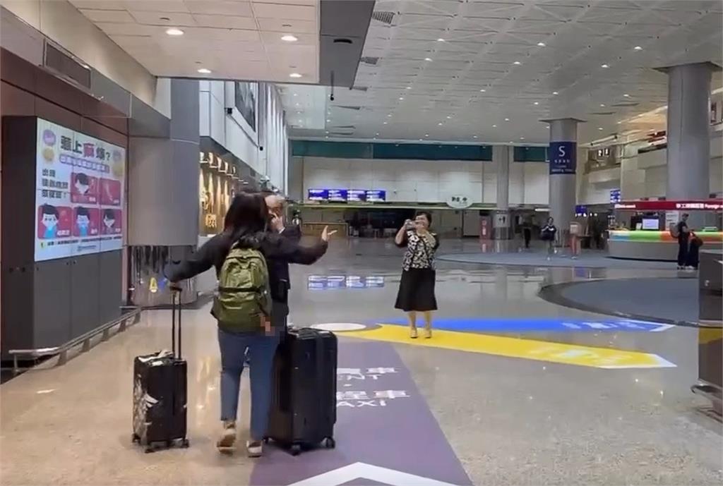 機場接機阿北「竟是蘇貞昌」退休近況流出!小女兒意外曝光網驚:居然有3個女兒