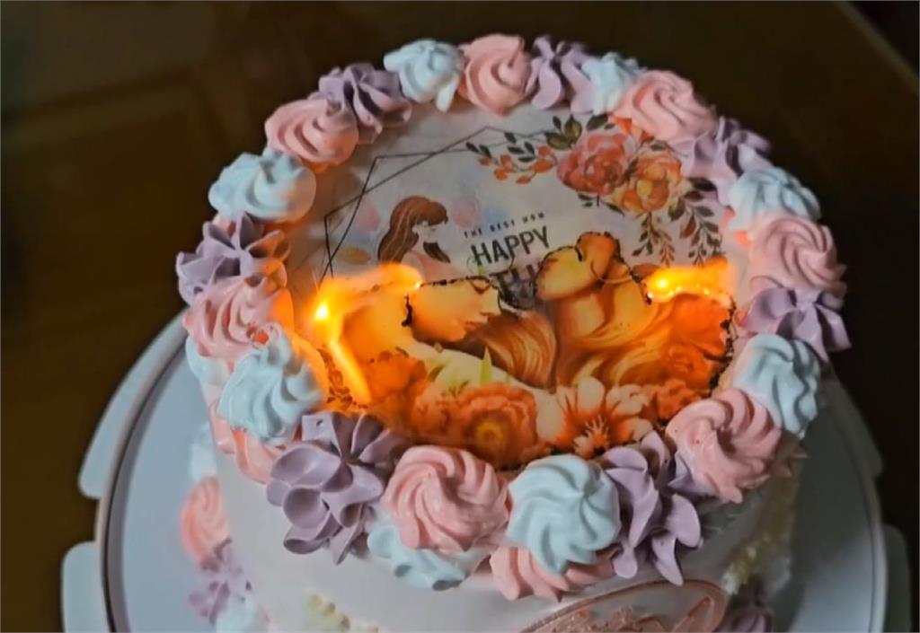 「燃燒蛋糕」如變魔術　上層燒完出現「畫中畫」