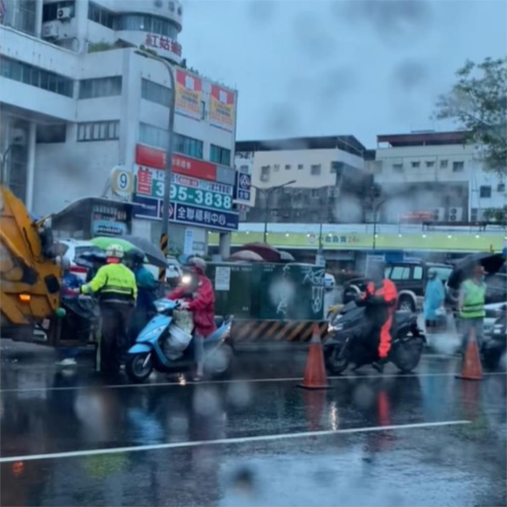 民眾騎車「排隊丟垃圾」動作超療癒　眾人一看全鼓掌：根本台灣奇蹟