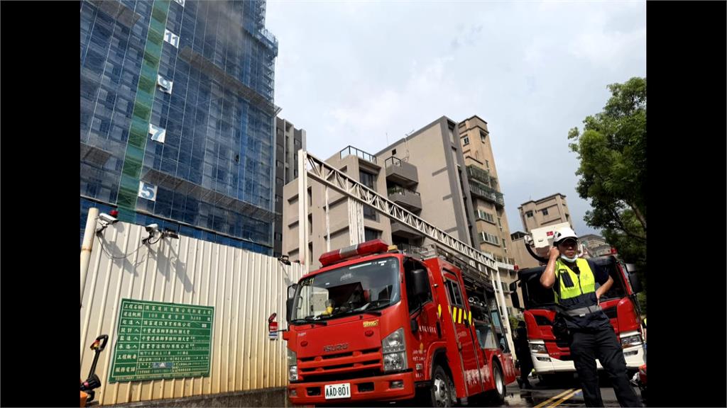 濃煙直竄！新北蘆洲17樓建案火警　5工人驚險脫困　火勢40分鐘內控制住