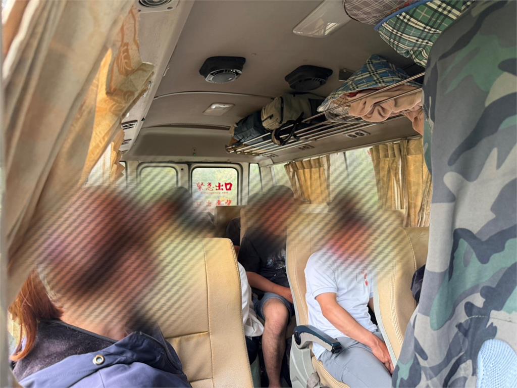 中巴行駛禁行路段! 車內竟是"22名失聯移工"上山採野薑