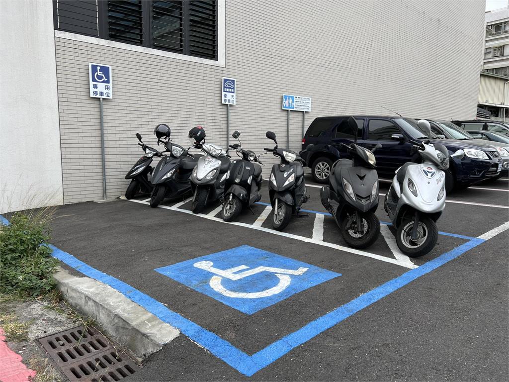 7輛機車「停格子內」卻全違規!最高可處1200元 正確用法曝光
