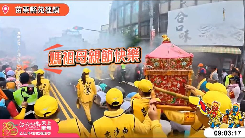 信徒持康乃馨跪地喊「媽祖母親節快樂」 粉紅超跑聞聲停駕超市