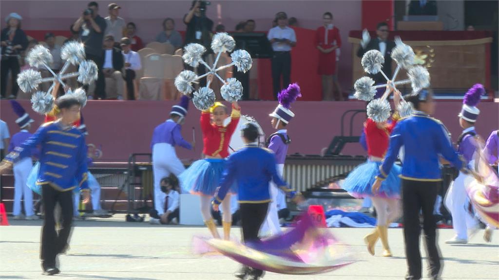 國慶大會總統府前預演　5架勇鷹組雷虎小組噴三色煙衝場