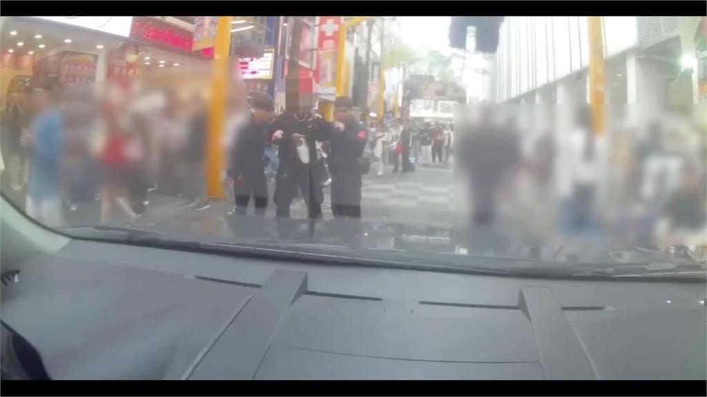 不滿警車開入商圈！　失控男阻撓警執勤還踹車遭法辦