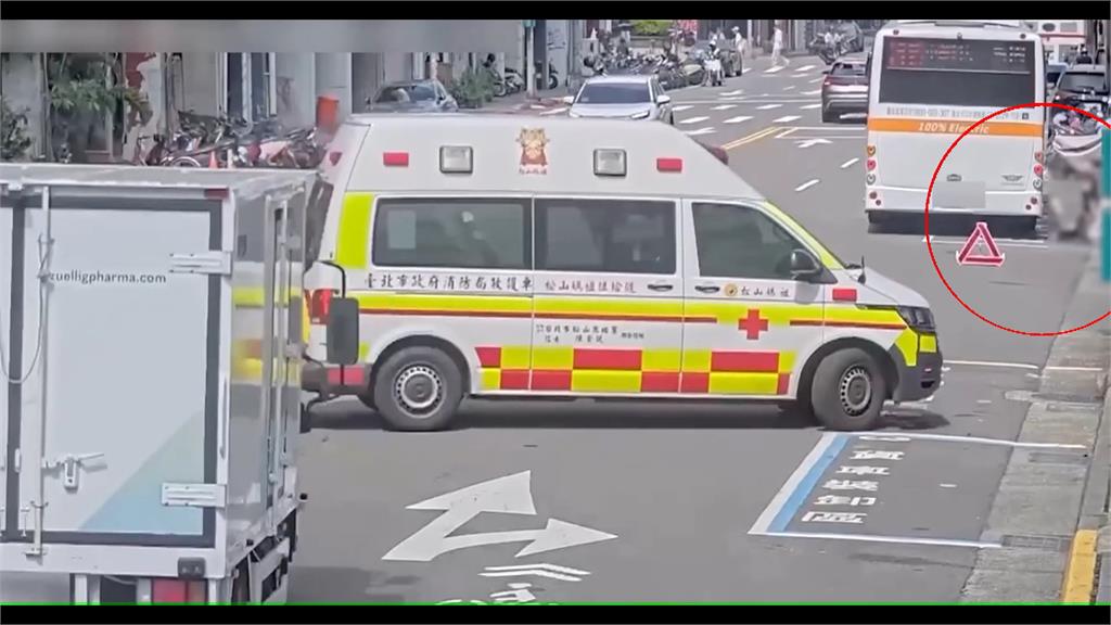 台北公車門關閉夾住傘　79歲婦拖行摔倒　遭後輪輾斷雙腿