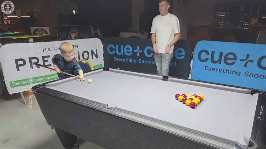 英國撞球神童2歲獲「兩項金氏世界紀錄」　父親：比我更有天賦