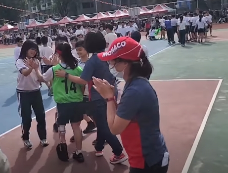 「比冠軍更耀眼」小6女童先天無膝蓋骨!穿鐵鞋奔向終點…全班棄名次為她圓夢