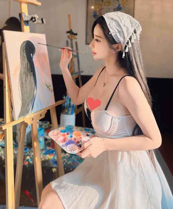 超兇女畫家「肩帶死撐猛料」險下滑!竟是大馬最頂DJ…網暈:美得像藝術品