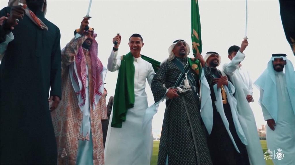 沙烏地阿拉伯開國紀念日　C羅全套傳統服裝舞劍