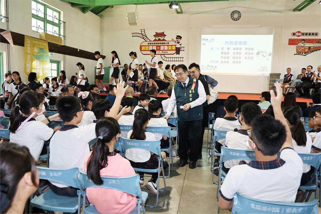 黃偉哲出席國中小畢業典禮獨特的互動風格 網友笑稱:像在跨年也像在餵魚!