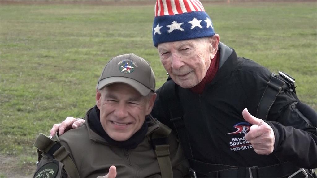 初體驗！美德州州長偕106歲二戰老兵　挑戰離地2400公尺雙人跳傘
