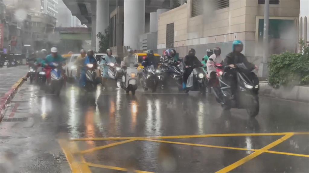 雨彈狂炸!日雨量前十名全在高雄 新北南勢溪、石碇溪發災防警報