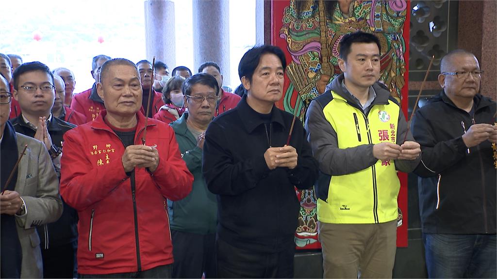 賴清德除夕發小紅包 支持者拿當選報紙請簽名
