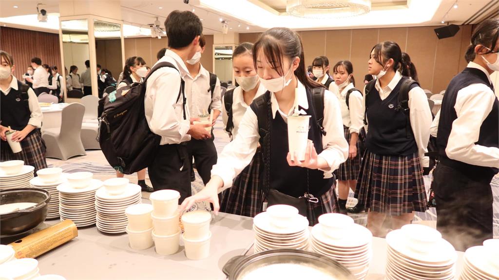 多圖/翡翠騎士下機首站直奔這!大嗑珍奶、台味宵夜「7天行程一次看」