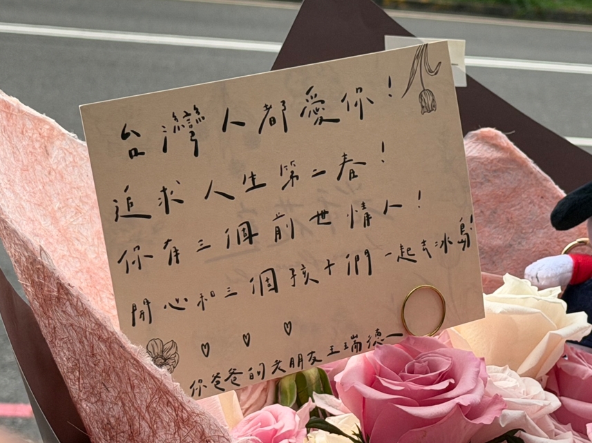 快新聞／陳幸妤七夕狂奔診所！藍營女粉絲求合照　資深媒體人也送花打氣