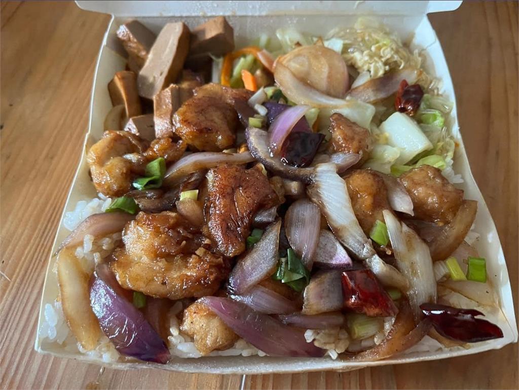 台北佛心店家+1!羊肉炒飯免百元「高麗菜塞好塞滿」在地人讚:該衝了