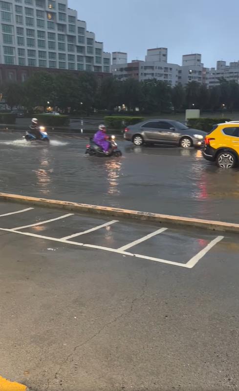 杜蘇芮襲台！台東市區現場畫面曝光「水淹到機車這裡」
