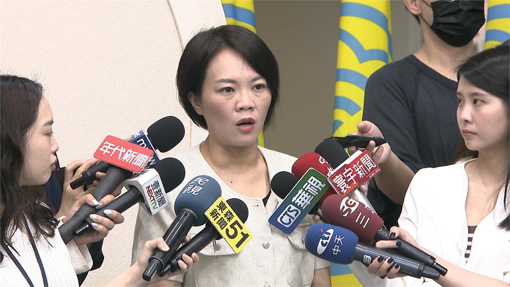 柯文哲對京華城容積率不知情? 議員秀公文蓋章「不識字了嗎」
