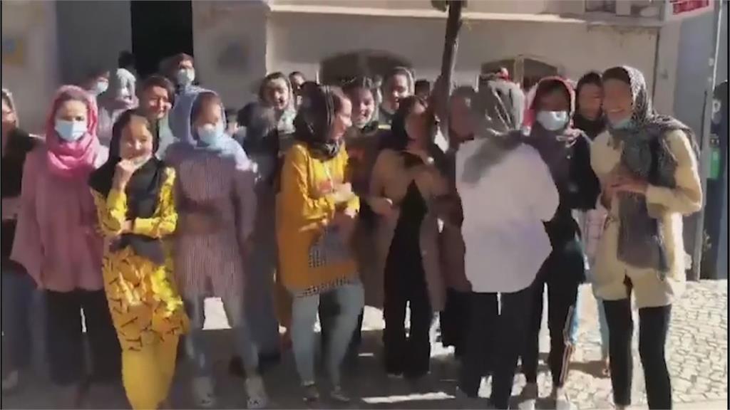 阿富汗女足成功獲救　包機抵達葡萄牙受庇護