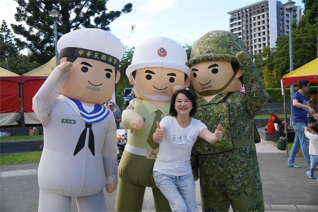快新聞/王鴻薇亂抹黑大翻車 邱議瑩PO「綠委四金釵美照」溫柔回擊